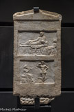 <center>Stèle funéraire banquet.</center>Marbre
Cysique (Turquie) Epoque romaine
