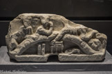 <center>Fragment de couvercle de sarcophage. </center>Scène de banquet paléochrétien Marbre
Arles Prêt Musée de l'Arles Antique