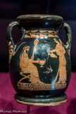 <center>Péliké.</center>Dionysos assis, canthare à la main reçoit le vin d'une ménade tenant une oenochoé trilobée à figures rouges, attribué au peintre Hermonax. Attique (Grèce) Vers 460 av. J.-C.