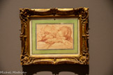 <center>Le Sommeil</center>Michel-François Dandré-Bardon
Aix-en-Provence, 1700 - Paris, 1783

Sanguine sur papier
Ce dessin réapparu sur le marché de l'art en 1919, représente une jeune femme bouleversée, la tête renversée sur sa main gauche, tenant un mouchoir dans l'autre. Le traitement des drapés, la finesse du visage et le modelé des doigts témoignent de la maîtrise de Dandré-Bardon, un des plus grands dessinateurs de son temps. Ce motif se retrouve inversé dans La Mort de la Vierge (1734), confirmant une période de création vers les années 1730. L'artiste explore alors avec sensibilité la figure féminine, jouant sur la sensualité des épaules dénudées et l'expressivité des visages.