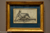 <center>Jeune homme au repos</center>Paul-Pierre Grégoire
Aix-en-Provence, 1755 - Paris, 1842.

1810-1820.
Crayon noir sur papier
Ce dessin montre un jeune homme allongé sur une pierre taillée, dans une posture évoquant celles des modèles d'atelier dans les cours de dessin. Mais nous sommes ici bien en plein-air et l'aqueduc esquissé en arrière-plan suggère un chantier en construction. Pourtant, l'élégance du modèle et la sophistication de son costume ne sont pas ceux d'un ouvrier mais plutôt d'un architecte ou d'un jeune homme visitant 1 le site. Le verso du dessin présente une esquisse de rocher au crayon et au lavis, confortant le caractère d'étude sur le motif du dessin.