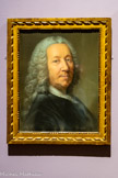 <center>Portrait d'homme en habit bleu</center>Louis-René Vialy
Aix en Provence, 1680 Paris, 1770

Vers 1766-1760.
Pastel sur papier
Formé par son père puis dans l'atelier de Hyacinthe Rigaud, Louis René Vialy devient membre de l'Académie de Saint-Luc en 1752. Ses portraits au pastel lui attire une clientèle prestigieuse. Celui-ci, réalisé vers 1750 1760, illustre ses capacités à restituer avec une économie de moyen la ressemblance du modèle. Le visage adouci par une palette d'ocres, le rendu illusionniste du velours de la redingote ou le point de lumière