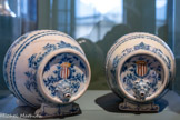 <center>Paire de tonnelets de table</center>Premier quart du XVIIIe siècle.
Faïence stannifère, décor de grand feu en bleu avec rehauts polychromes, rouge et jaune.
Don H.J. Reynaud, 1951
Marseille, Château Borély - Musée des Arts décoratifs, de la Faïence et de la Mode Inv. GF 3006 et 3007.
Ces récipients étaient utilisés pour le service des boissons alcoolisées ou des sauces.