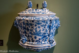 <center>Fontaine d’applique</center>Marseille, fabrique Louis Leroy ou Joseph Fauchier 1730-1750
Faïence stannifère, décor de grand feu en bleu
Marseille, Château Borély - Musée des Arts décoratifs, de la Faïence et de la Mode Inv. 1986.8.1