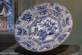 <center>Plat</center>Chine, Jiangxi,, Jingdezhen, Dynastie Ming (1368-1644), circa 1595-1610 
Porcelaine, bleu sous couverte
Legs Georges Aicard, 1947. Fonds Musée Cantini
Marseille, Château Borély - Musée des Arts décoratifs, de la Faïence et de la Mode