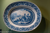 <center>Plat oblong</center>La chasse à l'autruche
Moustiers, fabrique Pierre Clérissy
Première moitié du XVIIIe siècle
Faïence stannifère, décor de grand feu en bleu
Marseille, Château Borély - Musée des Arts décoratifs, de la Faïence et de la Mode Inv. 1998. 14.1