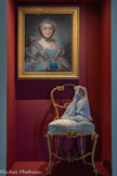 <center></center>Portrait de jeune femme en bleu
Pierre Bernard (1704 -1777)
1769
Marseille, Musée des Beaux-Arts, inv L.86.50
Pastel sur papier, marouflé sur toile Marseille, Musée des Beaux-Arts, Inv. L.86.50
<br> Chaise en forme de cordage
France, d’après le modèle d’A.M.E Fournier, tapissier à Paris en 1850
Seconde moitié du XIXe siècle Bois doré et sculpté, satin
Don Gérard Détaillé, 1987. Fonds Musée du Vieux Marseille Marseille, Musée d’Histoire, inv. 1987.19.20.1
<br>Cache-corset
France
XIXe siècle Lin
Marseille, Musée d'Histoire, inv. 1977.11.10