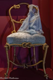 <center></center>Chaise en forme de cordage
France, d’après le modèle d’A.M.E Fournier, tapissier à Paris en 1850
Seconde moitié du XIXe siècle Bois doré et sculpté, satin
Don Gérard Détaillé, 1987. Fonds Musée du Vieux Marseille Marseille, Musée d’Histoire, inv. 1987.19.20.1
Cette chaise provient du studio parisien du photographe Félix Nadar (1820-1910). Elle fait partie du mobilier et des décors qu'il a installés à Marseille en 1897, au 21 rue de Noailles, puis laissé à Fernand Détaillé au moment de la transmission de son Atelier. Elle est emblématique du mobilier de style Napoléon III où toutes les fantaisies étaient permises. Ces sièges dont l’armature du dossier et les pieds étaient réalisés en bois tourné simulant des cordes nouées, remportèrent un grand succès sous le second Empire. <br> Cache-corset
France
XIXe siècle Lin
Marseille, Musée d'Histoire, inv. 1977.11.10
« Toute élégante qui prétend se composer un trousseau conforme en tout point aux règles et aux exigences de la mode actuelle, aura ce qu'on appelle « le jeu complet »; c'est-à-dire que la chemise de jour, le pantalon, le cache-corset, la chemise de nuit, seront pareils. » La Mode Illustrée, 14 juin 1896 Parfois nommé aussi « housse de corset » ou « corsage de dessous » dans les magazines d'époque, cette pièce de lingerie portée par-dessus le corset en adoucit les lignes sous le corsage. Elle le préserve également de l’usure en évitant les frottements de la robe.