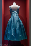 <center>Robe de cocktail</center>Givenchy
Maison de couture française fondée en 1952 par Hubert Taffin de Givenchy (1927-2018)
Collection « Université », ligne de prêt-à-porter de très grand luxe, modèle Eldorado — Printemps-Été 1957. Taffetas de soie
Don Institut Mode Méditerranée, 1989
Marseille, Château Borély - Musée des Arts décoratifs, de la Faïence et de la Mode, inv. 1989.3.10.1
Hubert de Givenchy s'impose dans la mode des années 1950 par un style rigoureux à la fantaisie discrète, qu’incarna à la perfection l'actrice Audrey Hepburn, son amie, sa muse.
Les deux ailes de taffetas fixées au dos de cette robe de cocktail évoquent, par leur agencement, le jeu de fronces ou de plis plats - dits « Watteau » - flottant librement dans le dos des robes « à la française », caractéristiques de l’élégance sous Louis XV.