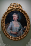 <center>Portrait de femme</center>Anonyme
Milieu XVIIIe siècle Huile sur toile
Marseille, Musée Grobet-Labadié, Inv. GL.3156
Caractéristique de la mode du portrait rococo, ce portrait laisse apparaître le statut social de son élégant modèle. Le visage légèrement tourné vers un personnage invisible du spectateur, une jeune fille semble feuilleter une partition. La robe à la française dont elle est revêtue, s’orne sur le corsage, de la traditionnelle pièce d’estomac triangulaire pourvue d'une échelle de nœuds. La mode sous Louis XV est aux cheveux « tapés » autour du visage, disposés en quelques boucles au dessus de la tête, le reste étant relevé en chignon lisse à l’arrière.