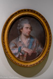 <center>Portrait d’un jurisconsulte</center>Anonyme
Milieu XVIIIe siècle Pastel sur papier
Legs Pauline et Maurice Feuillet de Borsat, 1964
Marseille, Château Borély - Musée des Arts décoratifs, de la Faïence et de la Mode, Inv. 68291
A l’image de nombreux portraits de penseurs et de philosophes du milieu du XVIIe siècle, ce juriste qui tient dans la main L’esprit des Lois de Montesquieu, pose en vêtement d’intérieur, dans l’intimité de son cabinet. La robe de chambre, nouveau costume du philosophe que Denis Diderot va mettre en avant dans ses propres portraits, permet au peintre de s'exercer au rendu des étoffes et, grâce à la technique du pastel de marier harmonieusement des tons bleus et rose clair traités tout en transparence.