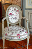 <center>Deux fauteuils cabriolet à dossier en médaillon ovale</center>France
Fin du XVIIIe siècle, époque Louis XVI Bois peint, coton
Marseille, Château Borély Musée des Arts décoratifs, de la Faïence et de la Mode Inv. 49.37 et 49-42