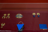 <center></center>A gauche : Popy Moreni
Marque française de prêt-à-porter créée en 1976 par Popy Moreni (1947)
Ensemble boucles d’oreille, broche et barrette
Entre 1976 et2008 Métal doré, verre
Marseille, Château Borély - Musée des Arts décoratifs, de la Faïence et de la Mode. inv. SN MOD 2245, 2247, 2249 ; Bracelet-manchette
Entre1976 et 2008
Métal, matières plastiques/synthétiques
Marseille, Château Borély - Musée des Arts décoratifs, de la Faïence et de la Mode, inv. SN MOD 2274. <br>
A droite : Patrick Rétif
Marque parisienne de bijoux avant-gardistes et d'objets de décoration, fondée en 1979 par Patrick Rétif (1966-1992)
Boucles d’oreille
Entre 1979 et 1992 Métal doré, strass, résine
Don Danièle Giraudy, 2000
Marseille, Château Borély - Musée des Arts décoratifs, de la Faïence et de la Mode, inv. 2000.53.1.3-4 ; Caron
Maison parisienne de haute parfumerie, fondée en 1904 par Ernest Daltroff (1867-1941) et Fëlicie Wanpouille (1874-1967)
Poudrier
Années 50?
Métal doré et émaillé
Don Robert Naquet, 1996
Marseille, Château Borély - Musée des Arts décoratifs, de la Faïence et de la Mode, inv. 1996.11.125
En 1906, Caron invente le « Pompon Poudre », une poudre libre parfumée à la rose de Bulgarie.