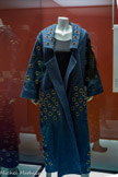 <center>Manteau</center>Marque française de prêt-à-porter, active des années 80 à 2011, créée à Marseille par Laurent Sylla
Entre 1980 et 1995
Sergé de coton (denim), métal doré
Marseille, Château Borély - Musée des Arts décoratifs, de la Faïence et de la Mode, inv. D 2000.120.3.2