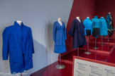 <center></center>1 Ensemble manteau 3/4, veste et jupe 
Bernard Perris
Maison française de prêt-à-porter créée en 1969 par Bernard Perris (1942-2010)
Collection automne-hiver 1979-1980 Laine (mohair) à mailles bouclettes
Don Baronne Inès Reille, 1997
Marseille, Château Borély - Musée des Arts décoratifs, de la Faïence et de la Mode, inv.1997.16.57.1-3
<br>
2 Ensemble veste et jupe 
Popard
Boutique de prêt-à-porter parisienne, fondée en janvier 1967 par Jeannette Alfandari (1933)
1970
Jersey de laine, matières plastiques
Don Nadine Gasc, 1996
Marseille, Château Borély - Musée des Arts décoratifs, de la Faïence et de la Mode, inv. 1996.18.105.1 ; 1996.18.105.3. <br>3 Manteau-cape
Lanvin
Maison de couture française fondée en 1895 par Jeanne Lanvin (1867-1946)
1975
Laine
Don Danièle Giraudy, 2000
Marseille, Château Borély - Musée des Arts décoratifs, de la Faïence et de la Mode, inv. 200Q25J
Collectionneuse d'œuvres d’art et passionnée pour la couleur, Jeanne Lanvin ouvre en 1923 sa propre usine de teinture dédiée à l'expérimentation chromatique, notamment autour du bleu. Profond, tendant sur le mauve, il puise sa nuance dans les œuvres de Fra Angelico (1395-1455) et les vitraux des cathédrales gothiques. Il deviendra l'un des symboles de la Maison.