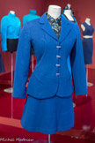 <center>5 Ensemble veste, jupe et chemisier </center>Alaïa
Marque française de prêt-à-porter créée en 1981 par Azzedine Alaïa (1935-2017)
Collection automne-hiver