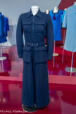<center>8 Combinaison-pantalon</center>Schiaparelli
Maison de couture française fondée en 1927 par Elsa Schiaparelli (1890-1973)
Collection « Cash and Carry », 1939. Laine, cuir.
Marseille, Château Borély Musée des Arts décoratifs, de la Faïence et de la Mode, inv.1995.4.1
La collection « Cash and Carry » d’Elsa Schiaparelli exploite avec ironie les nouvelles circonstances créées par la guerre en introduisant une dimension utilitaire dans la haute couture : ses siren suris (ou « tenues d’abri »), inspirées des combinaisons d’aviateurs, sont agrémentées de fermetures à glissière et de grandes poches sacoches», caractéristiques de cette collection, à la contenance équivalente à celle d’un sac à main pour se prémunir en cas de raids aériens.