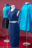<center>14 Robe et ceinture Alaïa</center>Marque française de prêt-à-porter créée en 1981 par Azzedine Alaïa (1935-2017)
Collection printemps-été 1989
Jersey de rayonne, de polyamide et d’élasthanne, cuir, métal
Don Azzedine Alaïa. 1989
Marseille, Château Borély -Musée des Arts décoratifs, de la Faïence et de la Mode, inv. 1989.6.52.1 et 1989.6.52.3
Le bleu-blanc-rouge de la ceinture fait référence au défilé - spectacle « La Marseillaise », conçu par Jean-Paul Goude et organisé 1e 14 juillet1989, afin de célébrer le bicentenaire de la Révolution française, qui mettait notamment en exergue des costumes créés par Azzedine Alaïa et dont le musée Borély possède un très bel exemplaire.