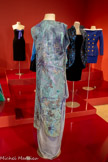 <center>Robe longue « rectangle drapé » et veste queue-de-pie </center>Popy Moreni
Marque française de prêt-à-porter créée en 1976 par Popy Moreni (1947)
Collection printemps-été 1986
Velours-éponge, cuir, métal
Toile de coton peinte, paillettes, métal
Don Popy Moreni, 1994
Marseille, Château Borély - Musée des Arts décoratifs, de la Faience et de la Mode, <br> inv. 1994.4.10.1-2
Inspirées par la Commedia dell'Arte et l'univers du arque, les créations de la styliste italienne Popy Moreni sont ludiques et poétiques, souvent proches du costume de scène Précurseur en matière de couleurs fluos et de pastels acides, Popy Moreni renouvelle l'expression du motif en couvrant certains modèles de taches et de coutures de peinture inspirées des « dripping paintings » de l'artiste américain Jackson Pollok.