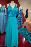 <center>Robe longue drapée</center>Loris Azzaro
Marque française de prêt-à-porter créée en 1968 par Loris Azzaro (1933-2003)
Vers 1973
Jersey, métal, strass Don Catherine Azzaro, 2021
Marseille, Château Borély - Musée des Arts décoratifs, de la Faïence et de la Mode. <br> 
Né à Tunis de parents d'origine italienne, Loris Azzaro confiait qu’il était « habité » par la Méditerranée : «[...] elle a indéniablement marqué mon enfance [...] tout comme le bleu, cette force présence de l'eau, de la mer dans mon existence ». Très jeune, les tissus qu’il découvrait dans les souks l’ont ensorcelé : « [...] j'étais captivé par les couleurs et leurs lumières. Je me demande si ce n'est pas ce chatoiement qui a inspiré ma mode.
