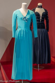 <center>Robe du soir</center>Balenciaga
Maison de couture française fondée en 1937 par Cristobal Balenciaga (1895-1972)
Collection haute couture automne-hiver 1965-1966 Crêpe de soie, soie
Marseille, Château Borély - Musée des Arts décoratifs, de la Faïence et de la Mode, inv. 1991.3.7
5 Ensemble robe du soir et boléro Marguerite Demingue
Vers 1968-1970
Satin de soie, perles, paillettes
Don Robert Naquet, 1996
Marseille, Château Borély - Musée des Arts décoratifs, de la Faïence et de la Mode