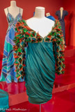 <center>Robe de cocktail</center>Lecoanet Hemant
Maison de couture française fondée en 1981 par Didier Lecoanet (1955) et Hemant Sagar (1957)
Collection haute couture 1981-1993
Satin et mousseline de soie, plumes, broderies
Don Maison Lecoanet Hemant 1993
Marseille. Château Borély - Musée des Arts décoratifs, de la Faïence et de la Mode. <br>
Née aux États Unis à la fin des années 20, en pleine période de la prohibition, la tenue de cocktail va accompagner l’évolution des codes et usages au cours du XXe siècle.
Portée à partir de 18 h, elle sert de transition entre la tenue d’après-midi et celle du soir. Liée à un moment festif et convivial, elle se distingue des tenues de jour par une touche de fantaisie ; moins formelle et solennelle que la robe du soir mais plus sophistiquée qu’une tenue de jour, elle doit combiner paraître et liberté du geste.
Couturiers et créateurs vont s'emparer avec bonheur de ce vêtement- parure dès les années 40, démontrant une diversité tant au niveau des formes que des techniques. Son évolution illustre des usages nouveaux comme le port du pantalon dans les années 60 ou l’assouplissement du dress code — la tenue de cocktail se résumant le plus souvent aujourd’hui à une tenue de jour accessoirisée d’éléments sophistiqués.