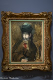 <center>Édouard Manet (1832 -1883)</center>Portrait de Berthe Morisot à la voilette 1872
Huile sur toile. <br>
Édouard Manet rencontre Berthe Morisot au Louvre en 1868, alors qu'elle copie un tableau de Rubens. Suite à cette rencontre, Manet réalise entre 1868 et 1874 onze portraits d'elle, dont celui-ci fait partie. Traditionnellement daté de 1872, il s'agit peut-être d'une de ses versions les plus stupéfiantes : sur un fond rapidement brossé de tonalités Sourdes, Manet confère un éclairage particulier au visage et aux mains de la jeune femme, qui devient presque fantomatique, donnant une grande intensité psychologique au modèle. Ce portrait traduit ainsi la douloureuse période de doutes que traverse la jeune artiste en 1872. La voilette qui recouvre en partie son visage peut être vu comme un masque protégeant la jeune femme en société, mais aussi un accessoire de la douleur quelle traverse. Manet cessera de peindre Berthe Morisot à partir de 1874, quand celle-ci épousera Eugène Manet, frère d'Édouard. Berthe Morisot recommence alors à peindre, participant même à la plupart des expositions de groupe des impressionnistes.