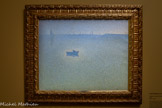 <center>Charles Angrand (1854 -1926)</center>La Seine à l'aube (La Brume)
1889
Huile sur toile. <br>
Charles Angrand est, avec Signac, un des rares amis de Seurat et l'un des seuls à avoir pu peindre à ses côtés. De l'artiste, seuls une vingtaine de tableaux à l'huile nous sont connus, Angrand renonçant précocement à la peinture pour se consacrer au travail du dessin. La Seine à l'aube est sans doute l'un de ses chefs d'œuvre. Adoptant un pointillé très fin, jouant sur le mélange optique des touches et usant d'une palette réduite au bleu, au jaune et au vert, le tableau est le fruit d'une longue élaboration. À la limite de l'abstraction, il ne prend sens que par la présence de la barque qui se détache dans un halo de lumière sur la surface irisée de l'eau. La limite entre l'eau, la berge et le ciel est à peine perceptible. Exposé à la 6ème exposition des Artistes Indépendants en 1890, puis au Salon des XX à Bruxelles l'année suivante, ce tableau a appartenu ensuite à Toulouse-Lautrec