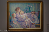 <center>Théo Van Rysselberghe
(1862-1926)</center>Madame Van de Velde et ses enfants 1903
Huile sur toile. <br>
La pianiste Maria Sèthe a épousé Henry Van de Velde, architecte décorateur belge dont la carrière prend un essor fulgurant lorsqu'il dirige une école d'arts décoratifs à Weimar, en Allemagne, où la famille Van de Velde s'installe en 1903. La même année, le peintre belge Van Rysselberghe, portraitiste de l'école néo-impressionniste, entreprend ce portrait de famille. Dans cet imposant tableau qui représente Maria Van de Velde entourée de ses trois filles, l'élégante simplicité des chaises, des vases, de la nappe et des robes définit l'esthétique avant-gardiste du couple.