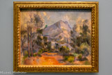 <center>La Montagne Sainte-Victoire </center>1897
Huile sur toile
Suisse, Berne, Kunstmuseum Berne, legs Cornelius Gurlitt 2014.
<br>
La montagne Sainte-Victoire est l’emblème d’Aix-en-Provence. Après François Marius Granet (1775-1849) et Jean-Antoine Constantin (1756-1844), Cezanne en fait un motif récurrent et transcende la tradition de l'école provençale du paysage du xix© siècle. Il la peint depuis différents points de vue :
Bellevue, le Jardin des peintres, ou encore le plateau ocré de Bibémus, visible ici dans l'œuvre du Kunstmuseum de Berne.
Par son regard et sa peinture, Cezanne fait de Sainte-Victoire une montagne universelle.