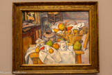 <center>La Table de cuisine </center>1888-1890
Huile sur toile
France, Paris, musée d'Orsay, legs Auguste Pellerin, 1929. <br>
Cezanne peint très certainement cette œuvre dans son atelier du Jas de Bouffan, comme en atteste la bordure du paravent visible dans l’angle supérieur gauche de la toile.
L'artiste étudie avec soin la disposition des objets qu'il observe depuis différents points de vue, utilisant même des pièces de monnaie pour incliner certains éléments et en modifier la perspective. Le panier tient à peine, les fruits s'apprêtent à rouler, le pot à gingembre, de forme sphérique, semble léviter. Pourtant, la magie de sa composition donne l'impression d'un équilibre évident.