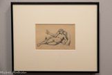 <center>Étude pour Léda </center>Vers 1882.
Graphite, traces de peinture à l'huile, sur papier vélin Graphite.
États-Unis, Philadelphie (PA), Philadelphia Museum of Art, don de M. et Mme Walter H. Annenberg 1987. <br>
Dans la mythologie grecque, Léda est la reine de Sparte, séduite par Zeus qui a pris la forme d'un cygne.
Le thème est largement représenté dans l'histoire de l’art et Cezanne en fait plusieurs versions. L'artiste se souvient d'un bas-relief du XVIIIe siècle présent dans une pièce située au premier étage du Jas de Bouffan. Dans ce dessin, il remplace le cygne par une coupe de champagne en référence à l'étiquette d'une nouvelle marque alcoolisée «Champagne Nana», lancée en 1880, au moment de la publication du roman éponyme d’Émile Zola, Nana.