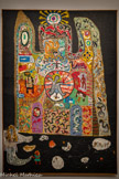 <center>Le Château du monstre et de la mariée</center>Vers 1956-1958.
Huile et objets divers (ficelles, boutons, etc ) sur toile
BÂLE, MUSÉE TINGUELY, DONATION CHRISTOPHE AEPPLI, UN ENGAGEMENT CULTUREL DE ROCHE. <br>
En décidant de devenir artiste, Niki de Saint Phalle a choisi un destin différent de celui qui l’aurait enfermée dans le rôle de mère et d’épouse. Elle déclare : « Est-ce que ce sont les châteaux de mon enfance qui m'ont inspirée les lieux imaginaires que je ferai plus tard, qui sembleraient sortir d'un conte de fées ? » Le titre Château du monstre et de la mariée évoque d’horribles créatures emprisonnées dans l’édifice et montre une jeune femme avec un voile de mariée tenu par une fillette hors de l’enceinte, libre. La princesse a vaincu le dragon et s’en va au loin.