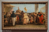 <center>IL MONDO NOVO</center>Giovanni Domenico Tiepolo
Vers 1765 Huile sur toile
Musée des Arts décoratifs, Paris
Une foule vue de dos. Personne ne regarde le monde tel qu’il est : les regards sont tournés vers une attraction foraine, un panorama optique dont les images sont commentées par un bonimenteur.
Depuis des siècles, Venise vit du commerce maritime en Méditerranée. Après la découverte de l’Amérique, les ports ouverts sur l’Atlantique sont favorisés, au détriment des ports italiens. Ici, chacun s’interroge sur le projet de Dieu, dont les écritures ont dissimulé l’existence de ce Nouveau Monde. Pourquoi les textes sacrés ne disent-ils rien de ce continent? Puisqu’il existe d’aussi puissants mystères, observer le monde autour de soi ne suffit plus à le comprendre. Alors on en regarde des images enfermées dans des boîtes, pour essayer d’y lire l’avenir.