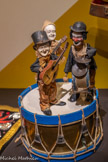 <center>La loge des clowns Fratelllini</center>Trio Fratellini. Plâtre. Le Trio Fratellini a été créé en 1909 par trois frères : Paolo, François et Alberto. Leur père Enrico Gaspero Fratellini (1842- 1902) a participé les armes à la main à l'unification de l'Italie, aux côtés du républicain Garibaldi. Il sera à la fois clown et acrobate. Trois de ses fils, créateurs du Trio Fratellini, connaîtront une gloire mondiale. Plus tard, les fils aînés de François (1879-1951), Enrico, Paolino, Albertino et François travaillent au cirque en se faisant appeler les Craddock (Kiko, Popol, Albertino et Baba).
Arrière-petite-fille d’Enrico Gaspero, Annie Fratellini (1932- 1997) sera la première femme à jouer le clown auguste. En 1974» avec son mari Pierre Étaix, elle crée l'École nationale du cirque, qui existe toujours sous le nom d'Académie Fratellini.