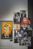 <center></center>Portrait de David Bowie. Sammy David Jr., 1966. Tiny Tim avec un gramophone, 1968.Joaquim Phoenix dans le Joker de Todd Philips. Masked self-portrait (Autoportrait masqué), Claude Cahun.
Klaus Nomi en Pierrot lunaire, 1981. Jérôme Deschamps dans « Les blouses », 1982. 
Bowie with Keaton Book. Toto (Antonio De Curtis), se maquilla. Sans titre (Claude Cahun dans Le Mystère d’Adam). Pascal Ternisien dans « Tartuffe-Théorème ».