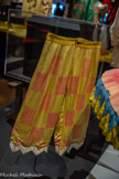 <center>LES BALLETS RUSSES</center>Élément de costume pour le rôle-titre dans «Petrouchka», pantalon. D'après Alexandre Benois 1943
Pantalon en satin de soie peint, doublure en soie, coton Dépôt permanent de la Société des Bains de Mer au NMNM