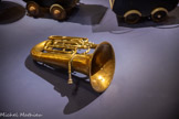 <center>Les Clowns</center>Tuba, instrument de musique du clown Beby (Aristodemo Frediani, 1882-1958). Laiton doré. Mucem.
