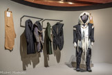 <center>La fabrique d’un costume</center>Le costume du Porteur de flamme a été créé dans les ateliers de couture de Paris 2024. Le Mucem conserve des prototypes, des échantillons de tissu et des patrons qui témoignent des nombreuses étapes de réflexion jalonnant la conception de ce costume. Plusieurs mois de travail ont été nécessaires, des premières intentions énoncées par le directeur artistique, Thomas Jolly, à la silhouette finale. Le costume a été réalisé sur mesure pour chacun et chacune des onze interprètes du personnage.