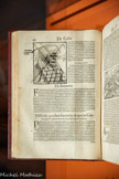 <center>La Cosmographie universelle, livre VI [...]</center>Sébastian Münster (auteur)
Heinrich Pétri (imprimeur)
Bâle, Suisse, 1550
Ouvrage imprimé, biffures manuscrites à l’encre et à la plume.
Bibliothèque Nationale d'Espagne, Madrid.
Dès l’invention de l’imprimerie, les livres sont surveillés ou interdits de peur qu’ils ne propagent des idées dangereuses pour l’Église catholique. L’encyclopédie humaniste du protestant Sébastian Münster reste autorisée, mais elle contient une référence à Érasme, encore catholique mais jugé trop critique par rapport à l’Église. La plume d’un censeur biffe le portrait de cet humaniste et les mots d’éloge, bâillonne la bouche, crève les yeux. Plus tard, une autre plume anonyme ajoute : « et son ami D. Quijote/Sancho Panza». Les personnages de Cervantès sont maintenant suspects comme Érasme. Le temps de l’humanisme est terminé.