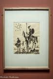 <center>Don Quichotte et Sancho Panza</center>Pablo Picasso
France. 11 août 1955 Encre de Chine sur papier
Musée d’art et d’histoire Paul Éluard. Saint-Denis. <br>
Pablo Picasso, qui adhère au parti communiste en 1944, aspire à une diffusion populaire de son œuvre et dessine souvent pour la presse. D’une main rapide, il esquisse don Quichotte monté sur Rossinante, et Sancho Panza sur son âne. Aussitôt publiées dans le numéro des Lettres françaises dédié au 350e anniversaire de la Première partie du roman, les deux silhouettes deviennent iconiques et sont déclinées sur tous types de supports. Avec l’accord de Picasso, l’œuvre a été utilisée par le Mouvement pour la Paix, ce qui contribue à sa célébrité.