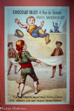 <center>Carte-réclame « Sancho Panza berné »</center>Dessinateur inconnu Baster & Vieillemard (éditeur)
Paris, France, entre 1878 et 1914 Chromolithographie sur papier cartonné (reproduction)
Mucem, Marseille
Le manteamiento est un jeu populaire comique et cruel : parce que don Quichotte a refusé de payer l’aubergiste, voici Sancho ballotté entre ciel et terre : on le fait rebondir dans une couverture (manta) pour se moquer de lui. On en rit, mais c’est pour lui une humiliation, édulcorée par l’iconographie de la carte- réclame, qui en fait un jeu de cour d’école.
Ce divertissement devient plus inoffensif lorsqu’on fait sauter un simple pantin.
C'est le sujet du Pelete, un carton de tapisserie peint par Goya pour l'aménagement du palais royal de l'Escurial. Plutôt que le pittoresque d’une scène villageoise, Goya dépeint une sociabilité figée et énigmatique : dans un paysage de convention, les dames qui jouent semblent aussi inexpressives que le pantin empaillé qui vole en l'air, le visage tourné vers les spectateurs.