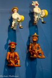 <center>«La calavera de Don Quichotte »</center>Groupes d’orchestres-squelettes réalisés à l’occasion de la fête des MortsAnonyme
Mexique, entre 1950 et 1993
Statuettes en argile modelée polychrome.