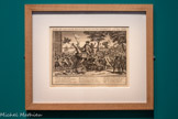<center> « Law, comme un second Don Quichotte, assis à la place de Sancho »</center>Anonyme.
Publié dans le recueil satirique Le Grand Miroir de la Folie Pays-Bas, 1720.
Gravure sur cuivre à l’eau-forte et au burin.
Collection cervantine de José Manuel Lucia Megias, Espagne. <br>
En 1720, éclate une crise économique internationale : elle fait suite à l’introduction généralisée du billet de banque en France en 1716, sur les conseils de l’économiste écossais John Law, conseiller de Louis XV. La bulle spéculative qui en résulte éclate, la monnaie est dévaluée, le commerce international s’effondre et beaucoup se retrouvent démunis.
Cette gravure satirique fait référence à l’épisode où don Quichotte et Sancho sont montés sur un cheval de bois qui finit par exploser. La monture est ici artificiellement gonflée par un diable ailé, et défèque une surabondance de billets sur lesquels se rue une foule attisée par la Folie endiablée.