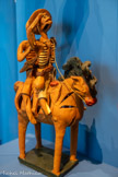 <center>«La calavera de Don Quichotte »</center>Don Quichotte apparaît ici sous les traits d’un squelette à cheval, tuant tout sur son passage. L’image est effrayante, mais suggère aussi l'égalité de tous devant la mort. Un texte burlesque, calqué sur une chanson connue, confirme la légèreté du ton. Posada a contribué à la popularité de don Quichotte sur le continent américain, où le roman était déjà lu en 1605 !