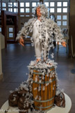 <center>Habiter la peinture</center>Les Pions. « Du Goudron et des plumes » (deuxième version), 2023. Tech. Mixte, 245 cm de hauteur. Si Le Petit Peintre (2025) est une création assez récente, aujourd’hui dans la collection du musée Regards de Provence, les deux autres pions sont plus anciens. Du Goudron et des plumes est apparu dans l’exposition « Propriétaire, Locataire ? » en 2023, à la Galerie Huberty & Breyne de Bruxelles. Cette deuxième version d’un pion créé en 2015 est peut-être l’héritière du Pied Tendre (1994).