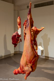 <center>Habiter le corps : la question métaphysique de la viande</center>Habiter la Viande - L'Agneau, 2013
Résines peintes, bois 117 X 50 X 73 cm. Ces sculptures en résine couverte de glacis à l’huile montrent des amas de chairs crues, des quartiers entiers suspendus. À leur surface viennent s’accrocher de petites architectures blanches qui cherchent à tenir, à se loger dans les plis, les cavités, les failles