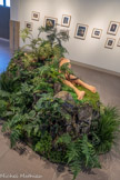 <center>Habiter le temps : natures mortes, stases et naufrages</center>Stasis. Une Femme, 2014
Résines peintes, terre et plantes artificielles. 275 x 180 x 164 cm