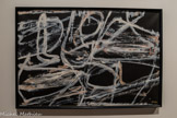DONNÉE H59 31 Mal 1984
Jean Dubuffet
Acryle sur papier entoilé
[Collection Fondation Dubuffet, Paris]
Dans ce tableau, peint à la toute fin de sa vie et appartenant à la série des «Non-lieux», Dubuffet laisse parler la pulsion inventive de sa main. C'est ce geste irrépressible qui guide la composition du tableau où les lignes blanches sur fond noir se font traces de 1’énergie créatrice.