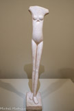 <center>Femme qui marche (1)</center>1932-1936 Plâtre.
Fondation Giacometti. <br>
Femme qui marche a été présentée en 1933 à l'«Exposition surréaliste» de la galerie Pierre Colle comme un mannequin. Sans socle, sa tête était faite d'un manche de violoncelle et ses bras se terminaient par une fleur pour l'un et des plumes pour l'autre : un assemblage disparate autant que poétique, comme ceux que les artistes du groupe surréaliste pouvaient produire. En 1936, Giacometti retravaille le mannequin, supprime la tête et les bras puis ajoute un socle. Ainsi dégagée de ses éléments surréalistes, la sculpture renvoie bien plus à une œuvre antique. La frontalité de cette figure et l'esquisse d'un mouvement de marche rappellent la statuaire de l'Égypte ancienne que Giacometti admire.